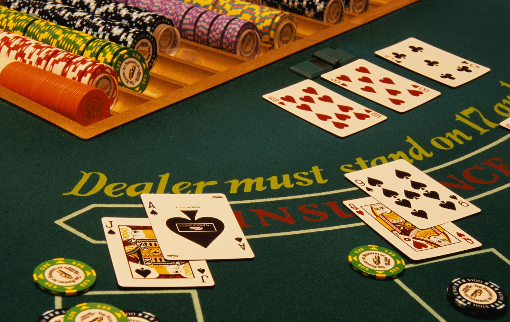 百家樂賭桌展示不同玩家牌面與籌碼堆疊,顯示遊戲進行中的各種可能組合與投注狀況。