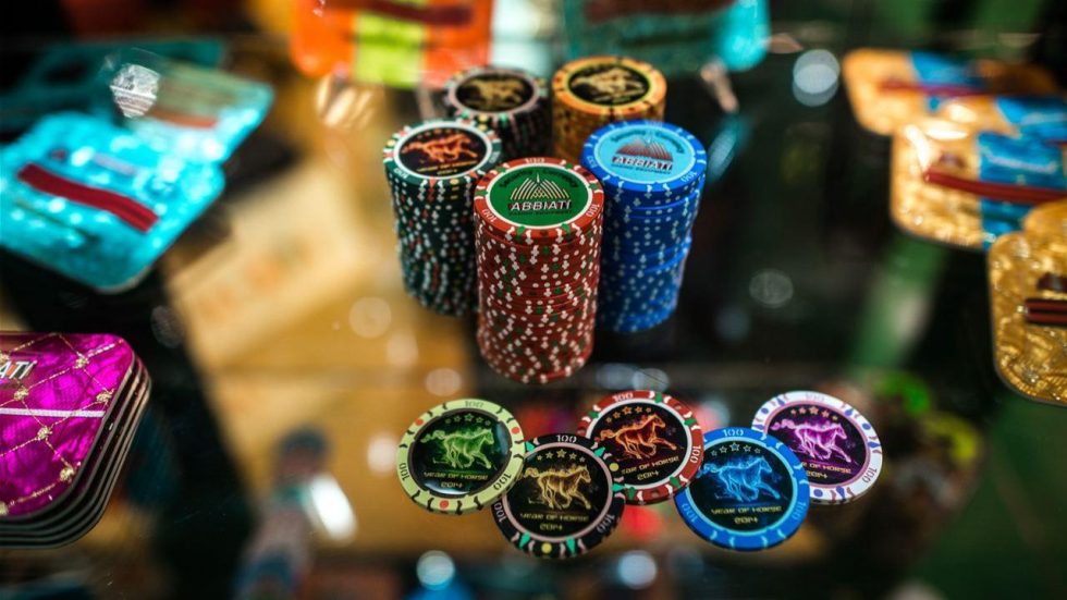 娛樂城籌碼展示，多彩籌碼堆疊與高端賭場氛圍