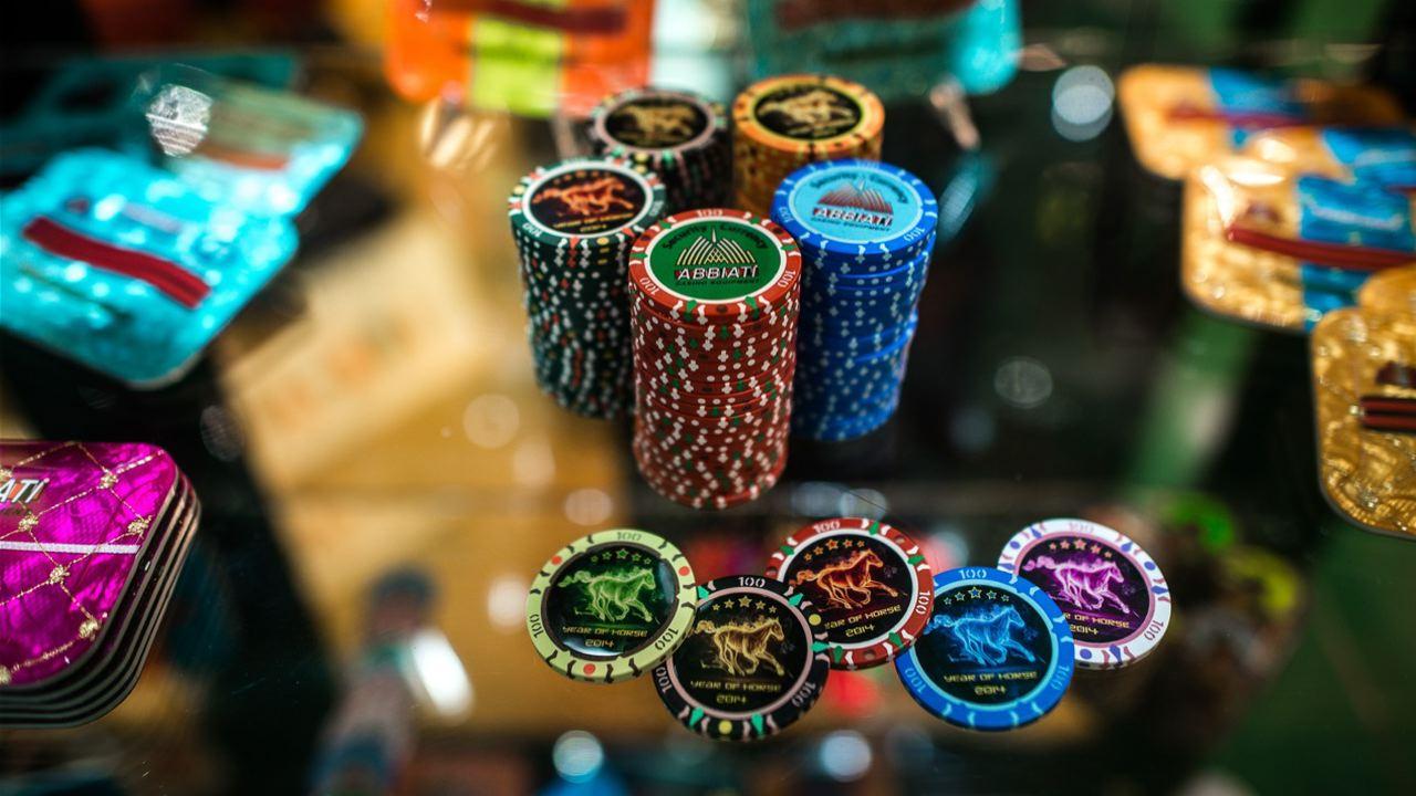 娛樂城籌碼展示，多彩籌碼堆疊與高端賭場氛圍