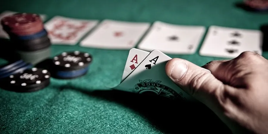 德州撲克玩家手持AA底牌與籌碼|Texas Hold’em Poker強牌策略